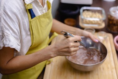 Aşçı mutfakta badem sütü, kakao ve chea tohumlarını karıştırıyor.