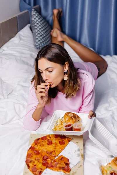 Woman East Fast Food Delivery Bed Bedroom — Stock Photo, Image