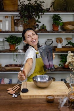 Badem sütü ile ejderha meyvesi karıştırılmış pembe doğal renk özü ve chia çekirdeği. Chia pudingi.