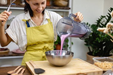 Badem sütü ile ejderha meyvesi karıştırılmış pembe doğal renk özü ve chia çekirdeği. Chia pudingi.
