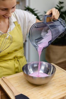 Badem sütü ile ejderha meyvesi karıştırılmış pembe doğal renk özü ve chia çekirdeği. Chia pudingi.