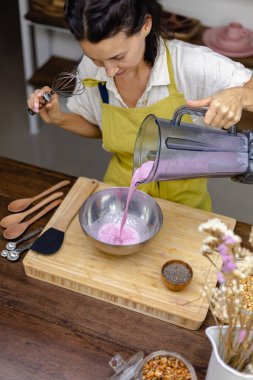 Badem sütü ile ejderha meyvesi karıştırılmış pembe doğal renk özü ve chia çekirdeği. Chia pudingi.