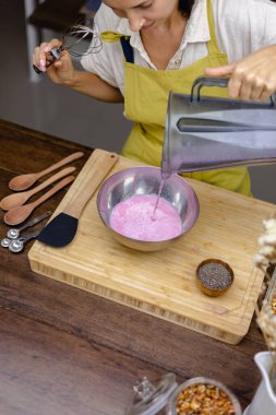 Badem sütü ile ejderha meyvesi karıştırılmış pembe doğal renk özü ve chia çekirdeği. Chia pudingi.