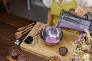 Badem sütü ile ejderha meyvesi karıştırılmış pembe doğal renk özü ve chia çekirdeği. Chia pudingi.
