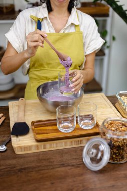 Badem sütü ile ejderha meyvesi karıştırılmış pembe doğal renk özü ve chia çekirdeği. Chia pudingi.
