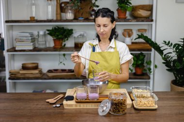 Badem sütü ile ejderha meyvesi karıştırılmış pembe doğal renk özü ve chia çekirdeği. Chia pudingi.