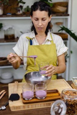 Badem sütü ile ejderha meyvesi karıştırılmış pembe doğal renk özü ve chia çekirdeği. Chia pudingi.