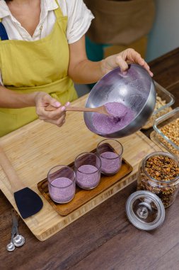 Badem sütü ile ejderha meyvesi karıştırılmış pembe doğal renk özü ve chia çekirdeği. Chia pudingi.