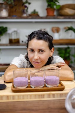 Badem sütü ile ejderha meyvesi karıştırılmış pembe doğal renk özü ve chia çekirdeği. Chia pudingi.