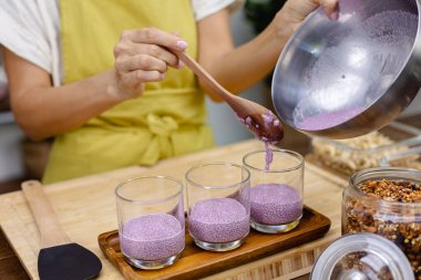 Badem sütü ile ejderha meyvesi karıştırılmış pembe doğal renk özü ve chia çekirdeği. Chia pudingi.