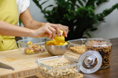 Chia puding yapma işlemi. Badem sütü, kaya meyvesi ve chia çekirdekli sağlıklı çöl.