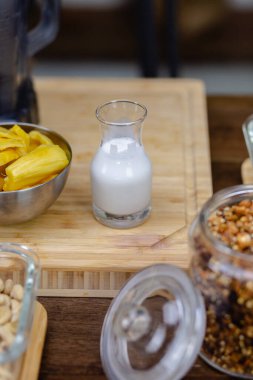 Chia puding yapma işlemi. Badem sütü, kaya meyvesi ve chia çekirdekli sağlıklı çöl.