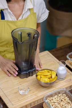 Chia puding yapma işlemi. Badem sütü, kaya meyvesi ve chia çekirdekli sağlıklı çöl.