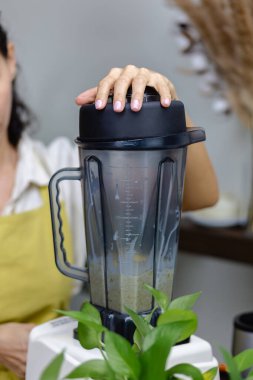 Chia puding yapma işlemi. Badem sütü, kaya meyvesi ve chia çekirdekli sağlıklı çöl.