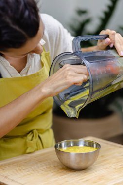 Chia puding yapma işlemi. Badem sütü, kaya meyvesi ve chia çekirdekli sağlıklı çöl.