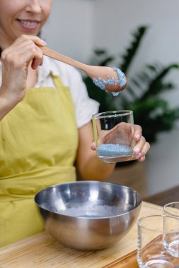 Sağlıklı çöl chia pudingi. Badem sütü, mavi spirulina özü tozu