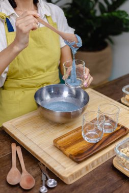 Sağlıklı çöl chia pudingi. Badem sütü, mavi spirulina özü tozu