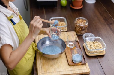 Sağlıklı çöl chia pudingi. Badem sütü, mavi spirulina özü tozu