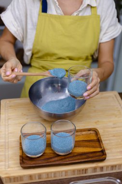 Sağlıklı çöl chia pudingi. Badem sütü, mavi spirulina özü tozu