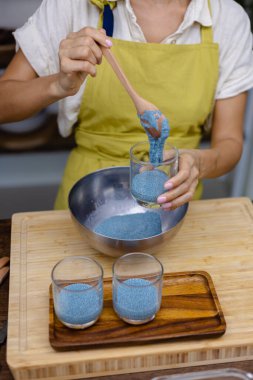 Sağlıklı çöl chia pudingi. Badem sütü, mavi spirulina özü tozu