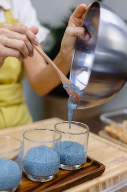 Sağlıklı çöl chia pudingi. Badem sütü, mavi spirulina özü tozu