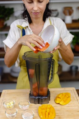 Chia puding yapma işlemi. Mango ve papaya ile sağlıklı reçel yapmak