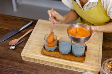 Chia puding yapma işlemi. Mango ve papaya ile sağlıklı reçel yapmak