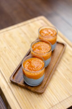 Chia puding yapma işlemi. Mango ve papaya ile sağlıklı reçel yapmak