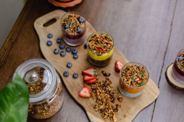 Renkli, sağlıklı kahvaltı tatlı çöller, cam kavanozlarda birkaç farklı puding.