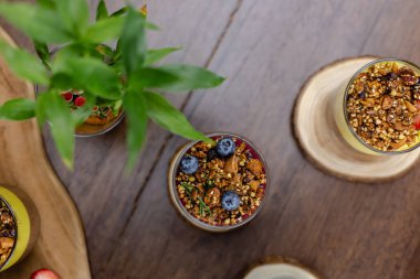 Renkli, sağlıklı kahvaltı tatlı çöller, cam kavanozlarda birkaç farklı puding.