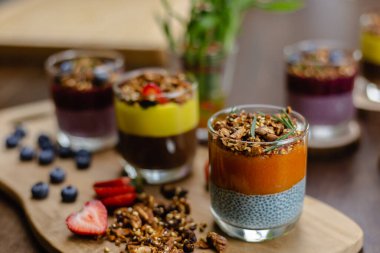 Renkli, sağlıklı kahvaltı tatlı çöller, cam kavanozlarda birkaç farklı puding.