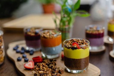 Renkli, sağlıklı kahvaltı tatlı çöller, cam kavanozlarda birkaç farklı puding.