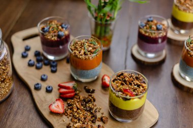 Renkli, sağlıklı kahvaltı tatlı çöller, cam kavanozlarda birkaç farklı puding.