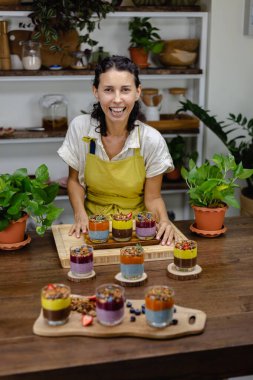 Renkli, sağlıklı kahvaltı tatlı çöller, cam kavanozlarda birkaç farklı puding.