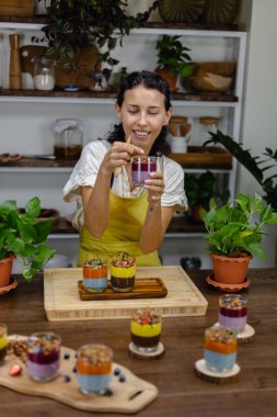 Renkli, sağlıklı kahvaltı tatlı çöller, cam kavanozlarda birkaç farklı puding.