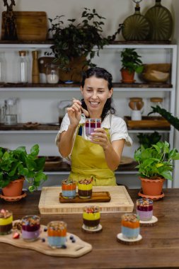 Renkli, sağlıklı kahvaltı tatlı çöller, cam kavanozlarda birkaç farklı puding.