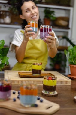 Renkli, sağlıklı kahvaltı tatlı çöller, cam kavanozlarda birkaç farklı puding.