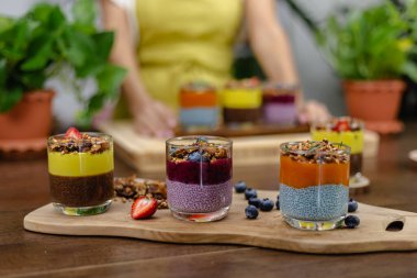 Renkli, sağlıklı kahvaltı tatlı çöller, cam kavanozlarda birkaç farklı puding.