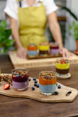 Renkli, sağlıklı kahvaltı tatlı çöller, cam kavanozlarda birkaç farklı puding.