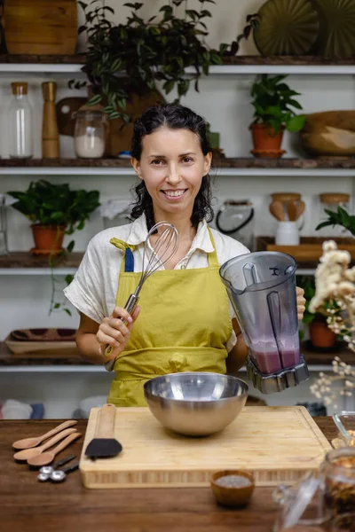 Badem sütü ile ejderha meyvesi karıştırılmış pembe doğal renk özü ve chia çekirdeği. Chia pudingi.