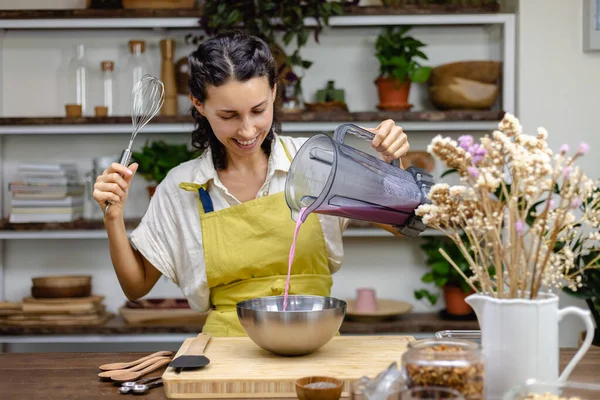 Badem sütü ile ejderha meyvesi karıştırılmış pembe doğal renk özü ve chia çekirdeği. Chia pudingi.