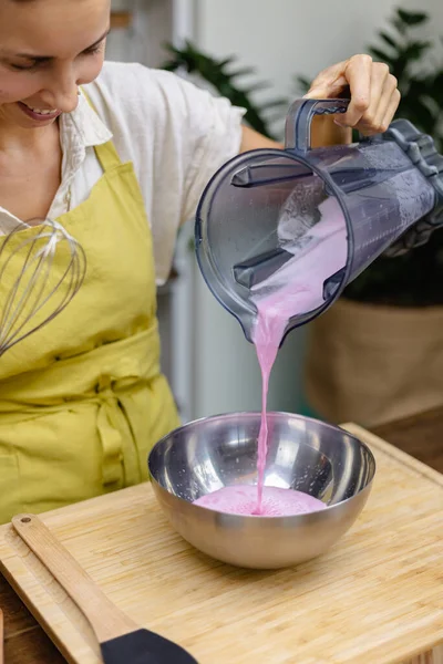 Badem sütü ile ejderha meyvesi karıştırılmış pembe doğal renk özü ve chia çekirdeği. Chia pudingi.