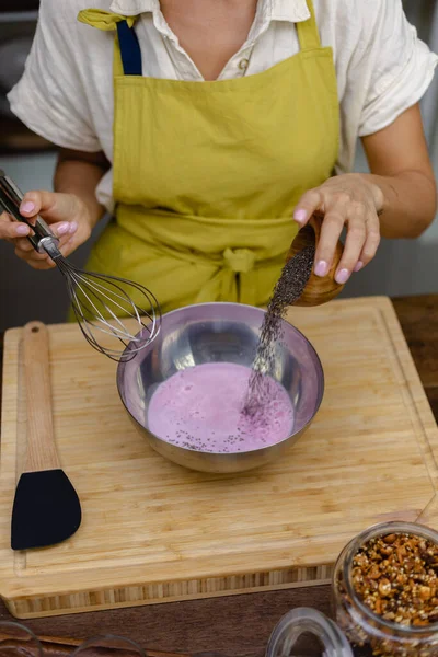 Badem sütü ile ejderha meyvesi karıştırılmış pembe doğal renk özü ve chia çekirdeği. Chia pudingi.