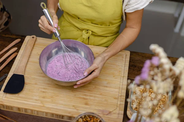 Badem sütü ile ejderha meyvesi karıştırılmış pembe doğal renk özü ve chia çekirdeği. Chia pudingi.