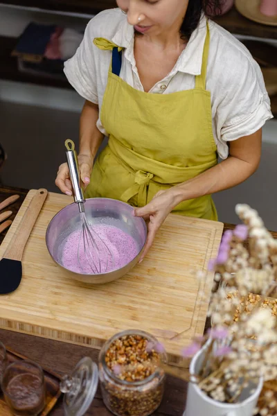 Badem sütü ile ejderha meyvesi karıştırılmış pembe doğal renk özü ve chia çekirdeği. Chia pudingi.