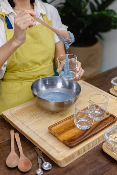 Sağlıklı çöl chia pudingi. Badem sütü, mavi spirulina özü tozu