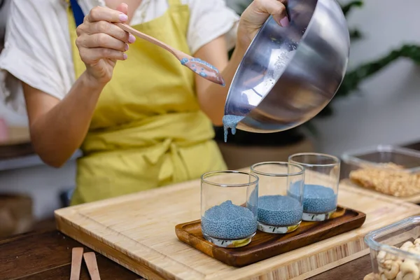 Sağlıklı çöl chia pudingi. Badem sütü, mavi spirulina özü tozu