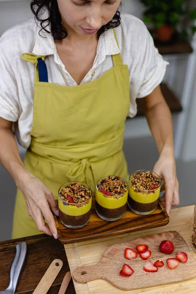 Mutfaktaki kadın mangolu puding yapıyor.