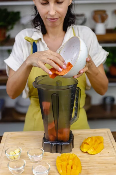 Chia puding yapma işlemi. Mango ve papaya ile sağlıklı reçel yapmak