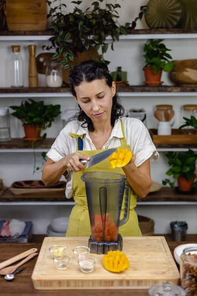 Chia puding yapma işlemi. Mango ve papaya ile sağlıklı reçel yapmak